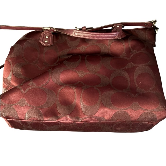 Coach Maroon Shoulder Bag with Structured Design and Metallic Hardware - Picture 6 of 10